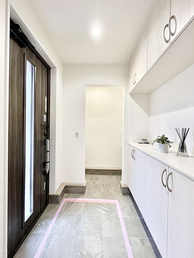 ガラススリットの入った玄関ドアが室内に光を届けてくれます　