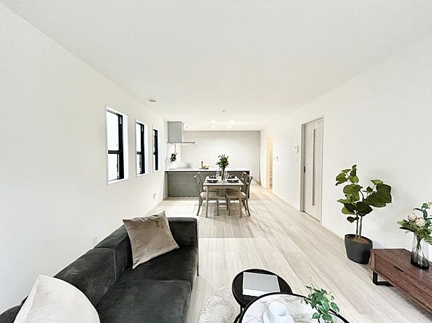 ご家族の賑やかな話し声で包まれる明るいリビング