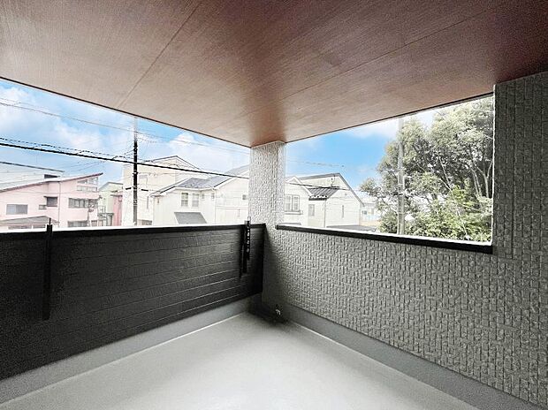 インナーバルコニーなので雨でも洗濯物を干す事が出来て、風通しがあるので乾きが良く、物干しスペースとして重宝します。 　