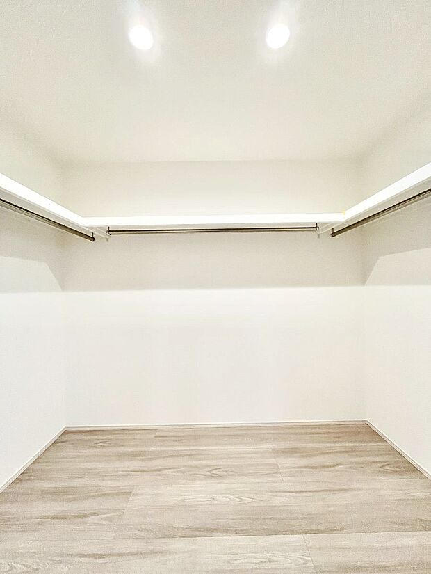 ウォークインクローゼット付きで生活空間を広く利用できます。