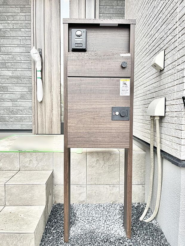 表札・インターホン・ポスト・宅配ＢＯＸをひとつに集約。エントランスになじむシンプルデザイン。　