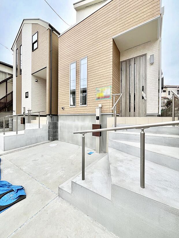 大切な家族、来客を出迎える玄関。玄関前は屋根付きで雨が降っていても濡れにくいです。 