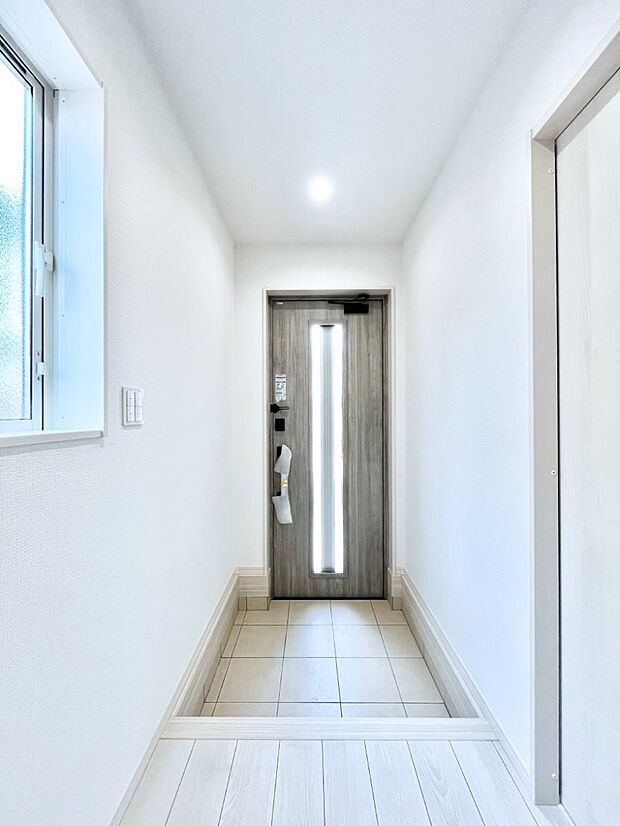 明るい玄関はお客様をお出迎えするのにぴったりです！ 