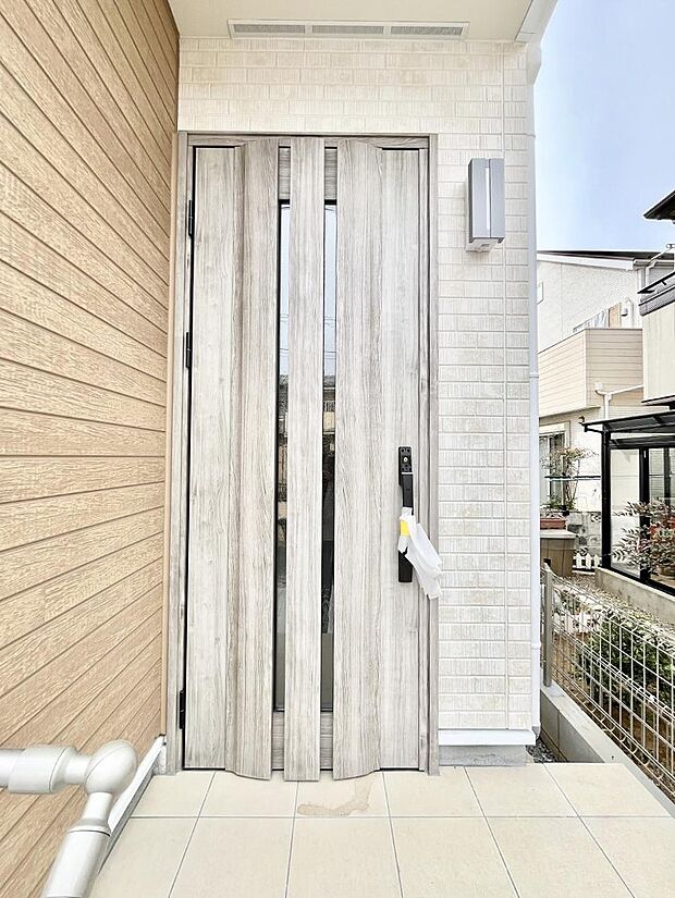 住まいの顔を演出する、玄関ドア。 
