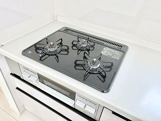 ガスコンロはSiセンサー搭載。火力調節や焦げ付き・消し忘れも防いでくれます。