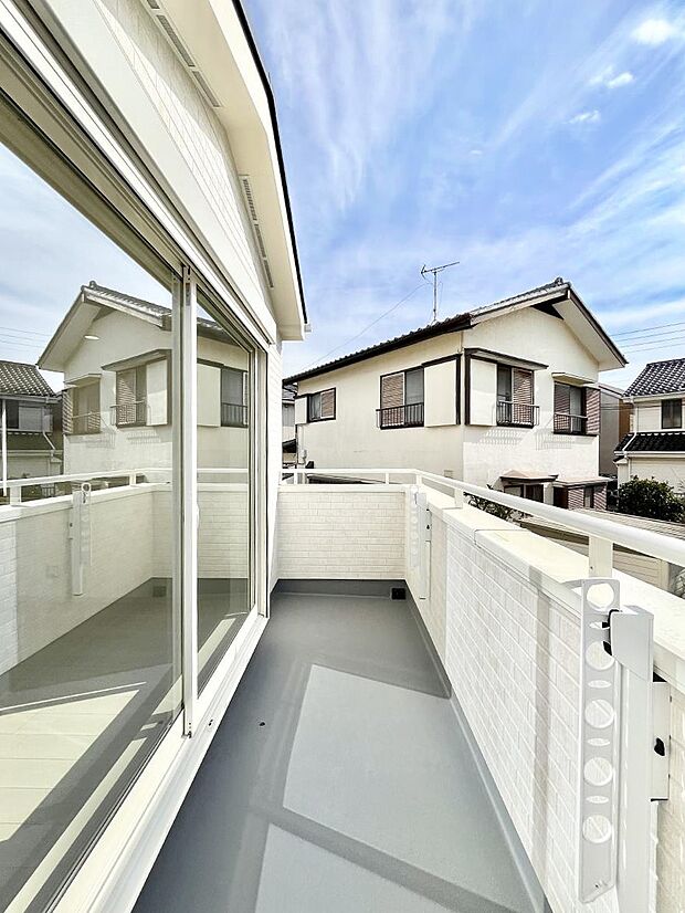 バルコニーはうれしい2ヶ所付き。お洗濯物やお布団をたっぷり干せます。