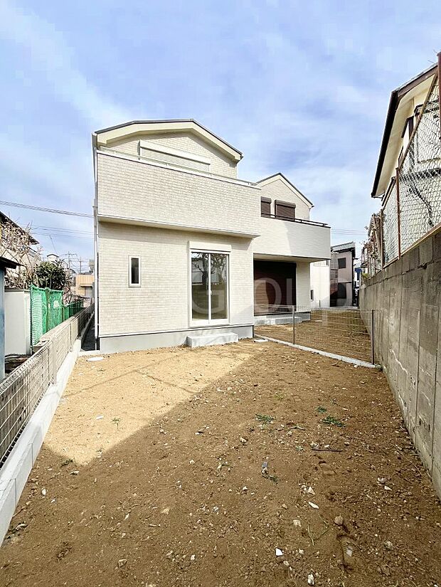 ガーデニングや家庭菜園も楽しめるお庭付き。