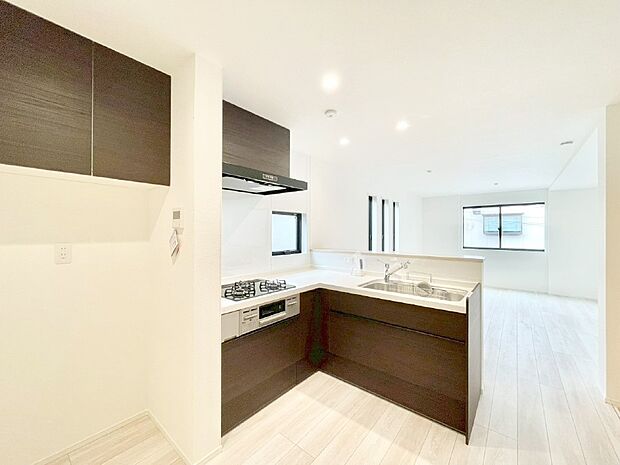 L字型だと料理するスペースも広々と使えます。コンパクトに動けてお料理ラクラク。  