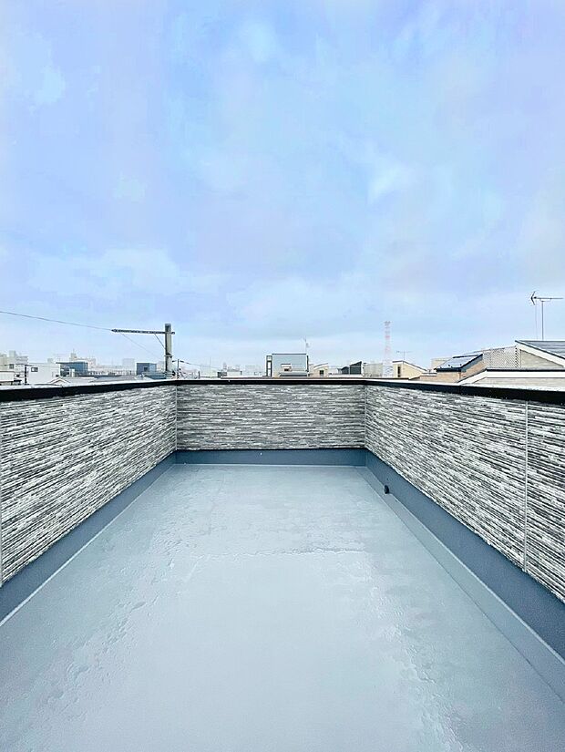 ルーフバルコニー。眺めも良く、大きな洗濯物も広げて干せます。