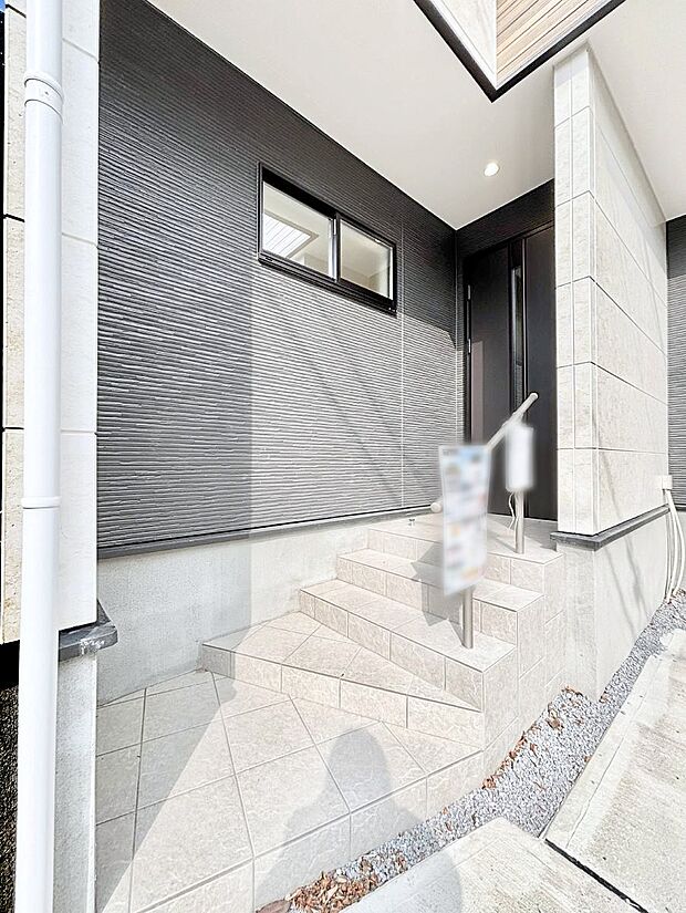 シンプルで落ち着いた雰囲気の玄関でご家族やお客様をお出迎え!