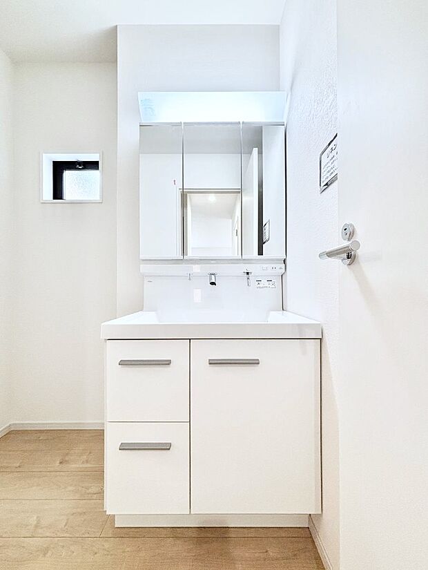 大きく見やすい三面鏡で清潔感ある洗面台は、身だしなみチェックや肌のお手入れにおすすめです。