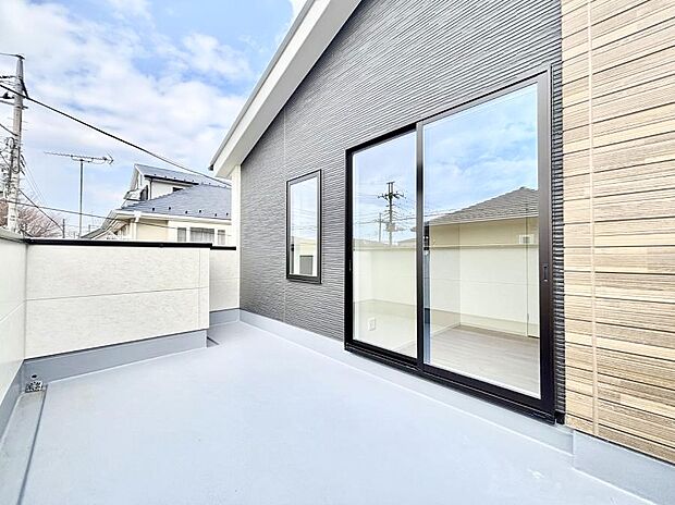 ゆったりバルコニーだから沢山お洗濯ものを干せます。