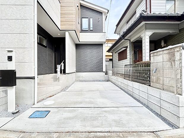 目の前が駐車場だと雨の日も大量にお買い物をした時も便利ですね