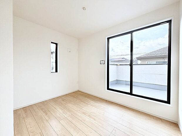 バルコニーが開放感をプラスしてくれる洋室