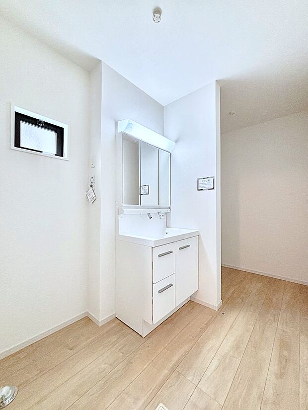 リネンスペースがありタオル類や洗剤などストックを収納するのに便利です。