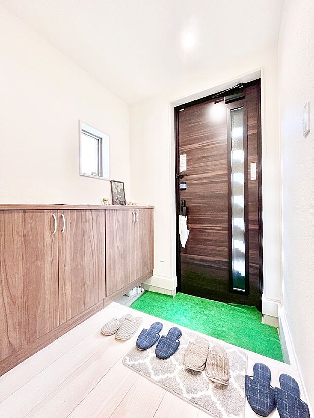 明るい陽光が入り込む玄関。ご家族の靴もスッキリ収納できる玄関収納付き！