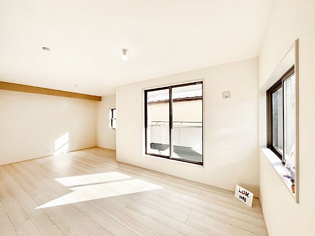 開放感ある広々リビングは明るい陽光が入り込む家族みんなの憩いの空間です！