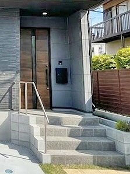 大切な家族、来客を出迎える玄関。
