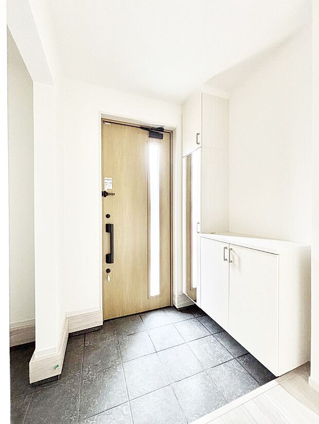 ガラススリットの入った玄関ドアが室内に光を届けてくれます