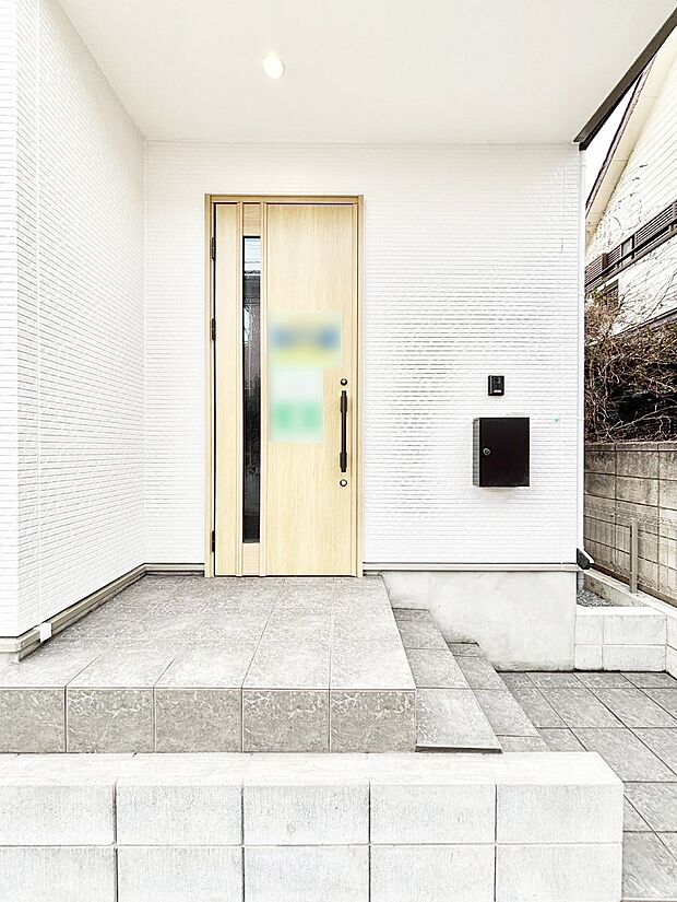 玄関前は雨が降っても濡れにくい屋根付き