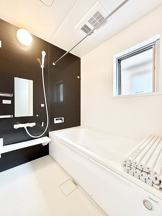 一日の疲れを癒してくれる明るい清潔感のあるバスルーム