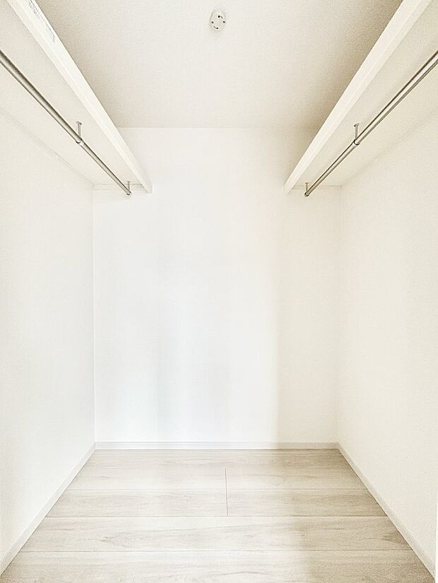 ウォークインクローゼットの活用で生活空間スッキリ