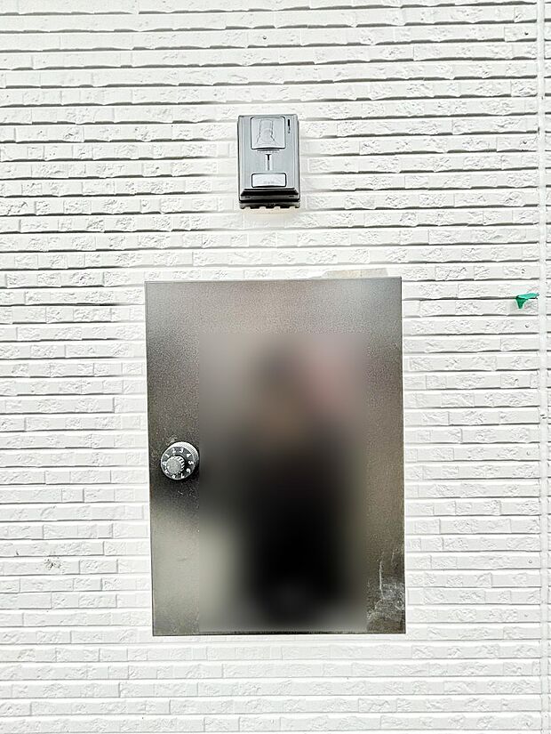 シンプルなデザインのポスト