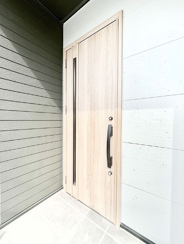 シンプルで落ち着いた雰囲気の玄関でご家族やお客様をお出迎え！