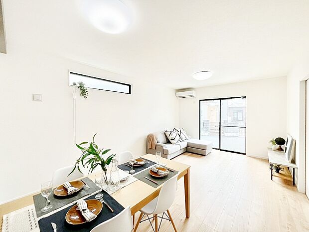 明るい陽光が注ぎ、寛ぎの雰囲気に満たされるリビングダイニング