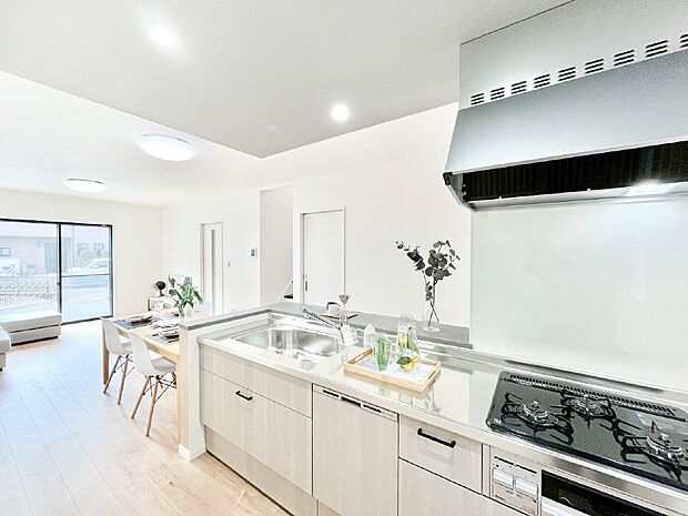 お料理も楽しく！キッチンとダイニングテーブルを縦のラインでつながる家事ラク動線。