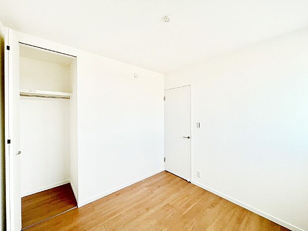 お子さまのお部屋としても！衣類の整理整頓に便利なクローゼット付きの洋室。