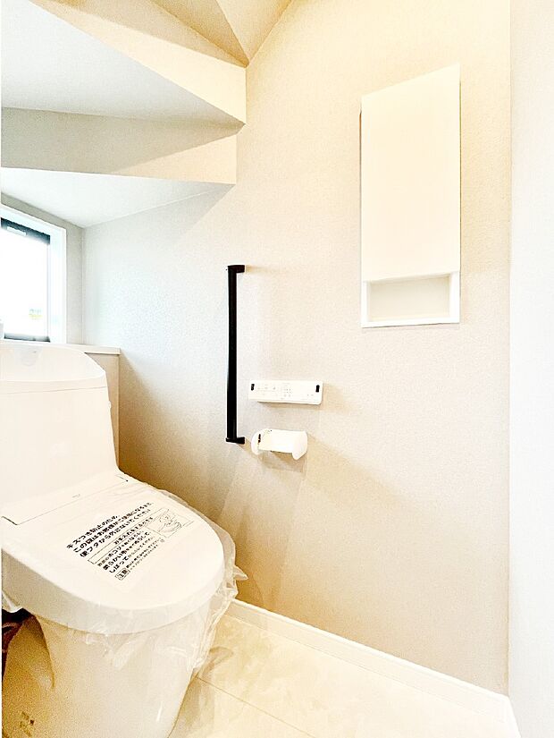 清潔感あるシャワートイレ。小窓から光が注ぎ込みます！