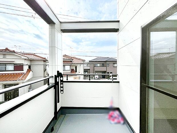 奥行たっぷりのバルコニー。毎日のお洗濯やお布団干しに大活躍しそうですね!