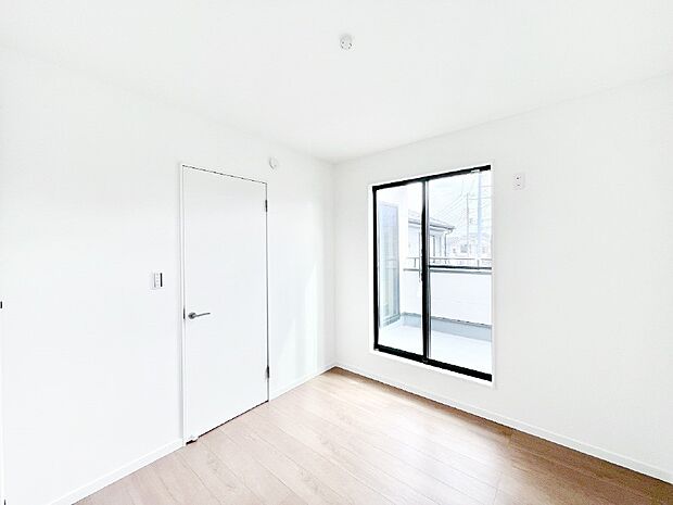 明るいバルコニーサイドに洋室を設置。目覚めの良い寝室に。 