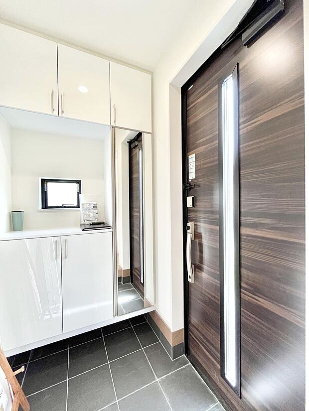 明るい玄関はお客様をお出迎えするのにぴったりです!