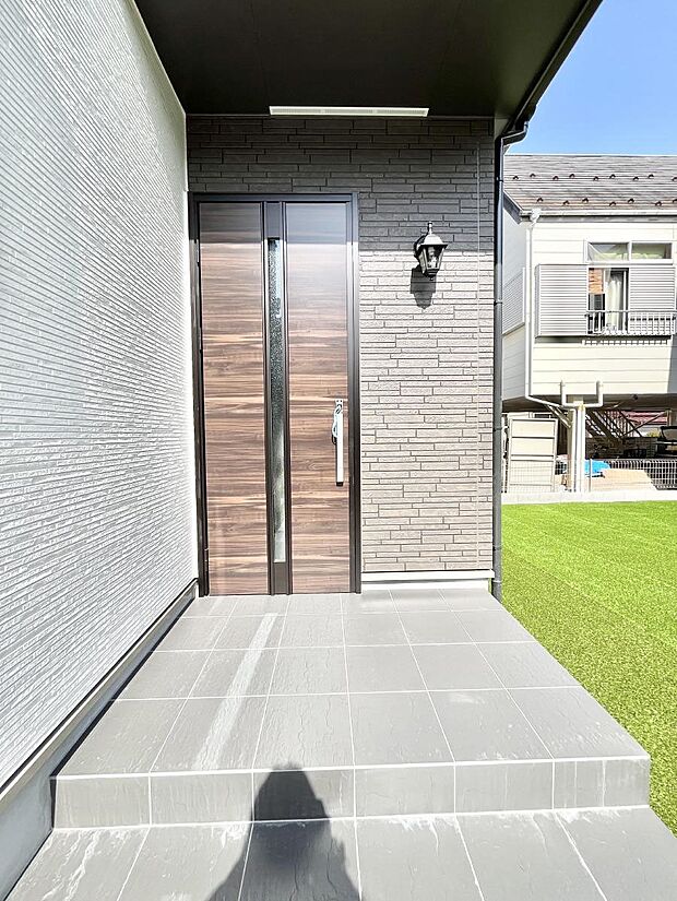 大切な家族、来客を出迎える玄関。