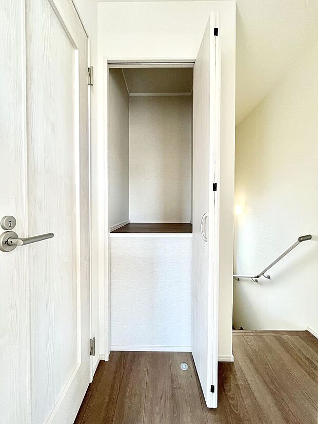 廊下収納。掃除道具や季節の小物を収納することができます。