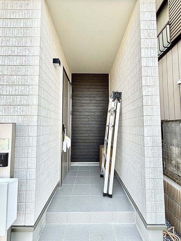 大切な家族、来客を出迎える玄関。玄関前は屋根付きで雨が降っていても濡れにくいです。