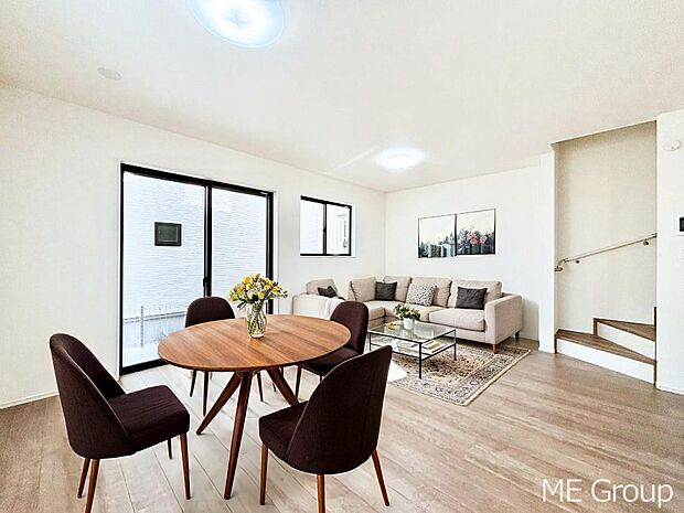 大きな窓からたっぷりの陽光と風を感じられるリビング※家具はCGです