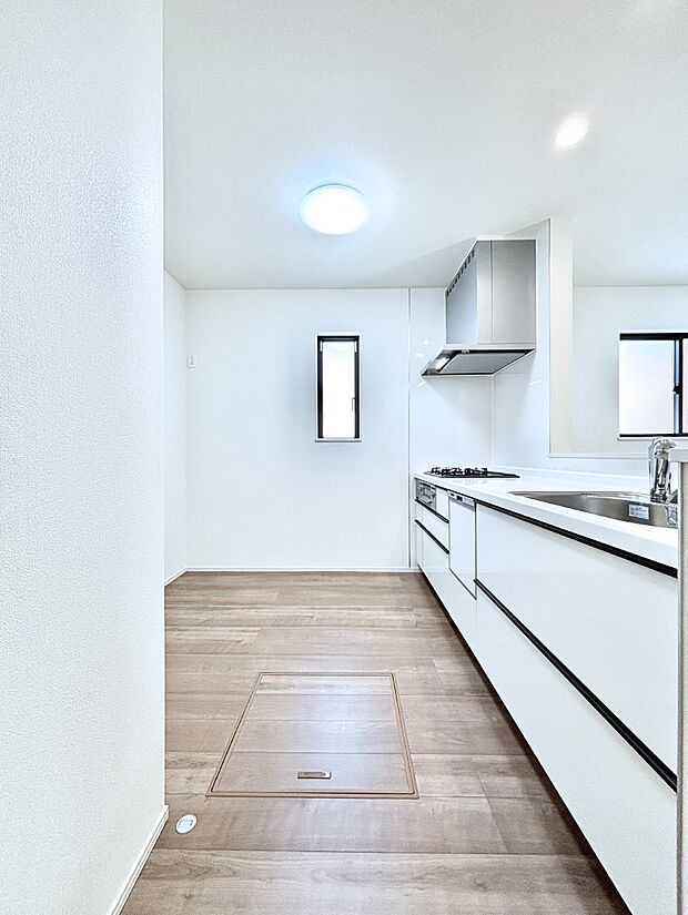 爽やかな風が通り抜けるキッチン。窓があるので明るく換気にも役立ちます。