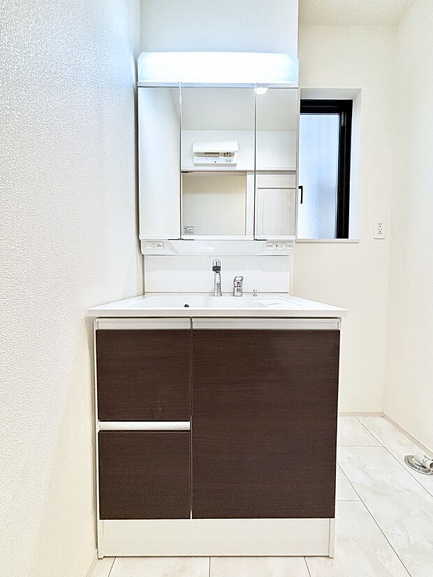 大きく見やすい三面鏡で清潔感ある洗面台は、身だしなみチェックや肌のお手入れにおすすめです。