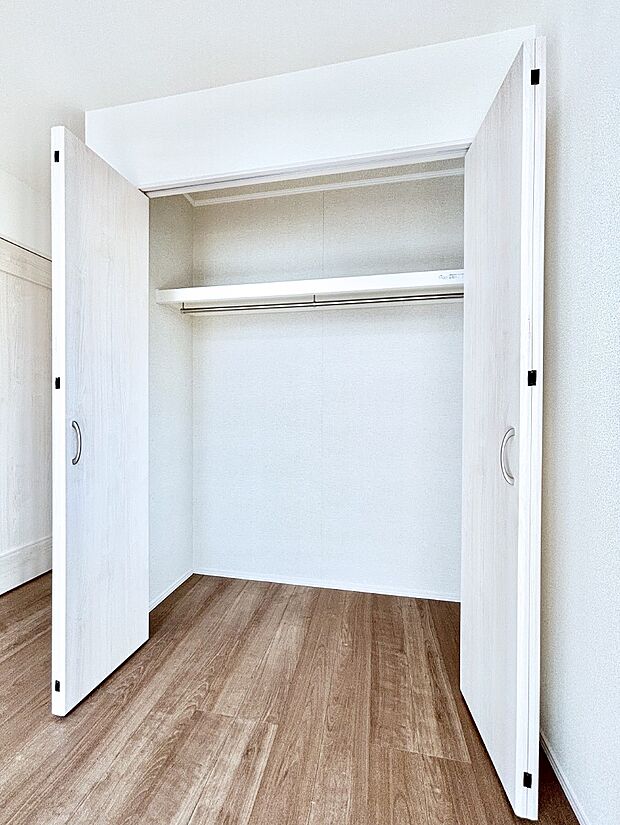 洋室のクローゼット。奥行きがあるので厚手の衣類もすっきり収まります。