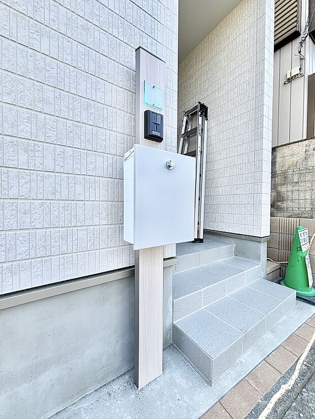 表札・インターホン・ポストをひとつに集約。エントランスになじむシンプルデザイン。