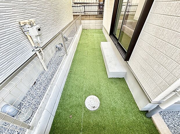 ガーデニングや家庭菜園も楽しめるお庭付き。