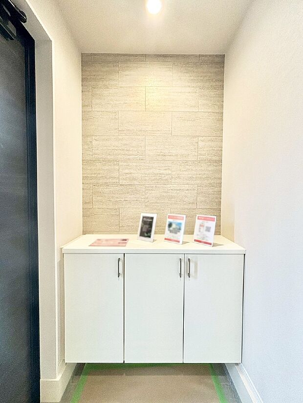 飾り棚を利用して、お越しいただくお客様をおもてなしできます。