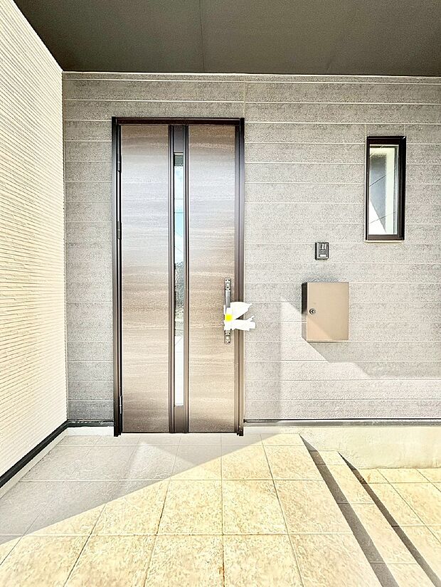 大切な家族、来客を出迎える玄関。