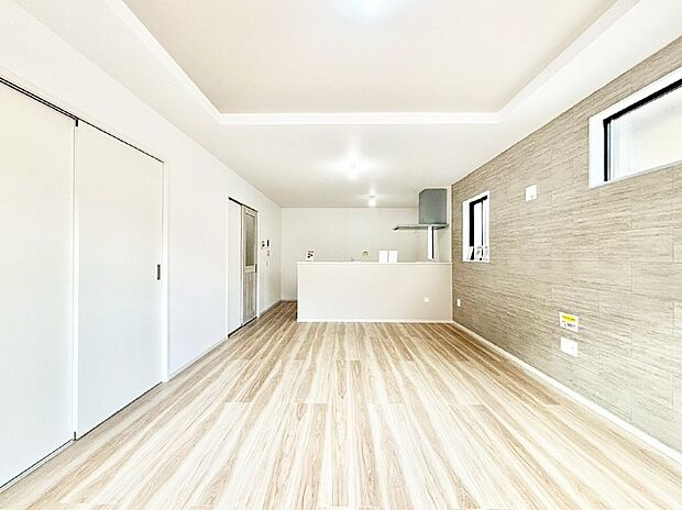 お洒落で開放感のある折り上げ天井を採用したリビングダイニング