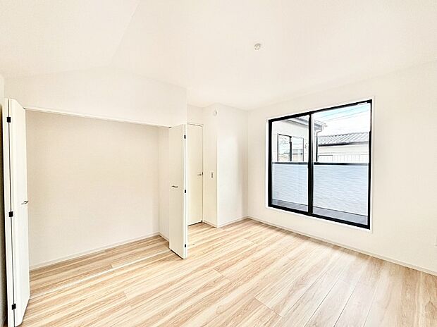 明るいバルコニーサイドに洋室を設置。目覚めの良い寝室に。