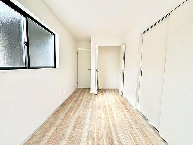 リビング横の洋室は引き戸を開ければリビングと一体に。閉じれば独立した洋室に。