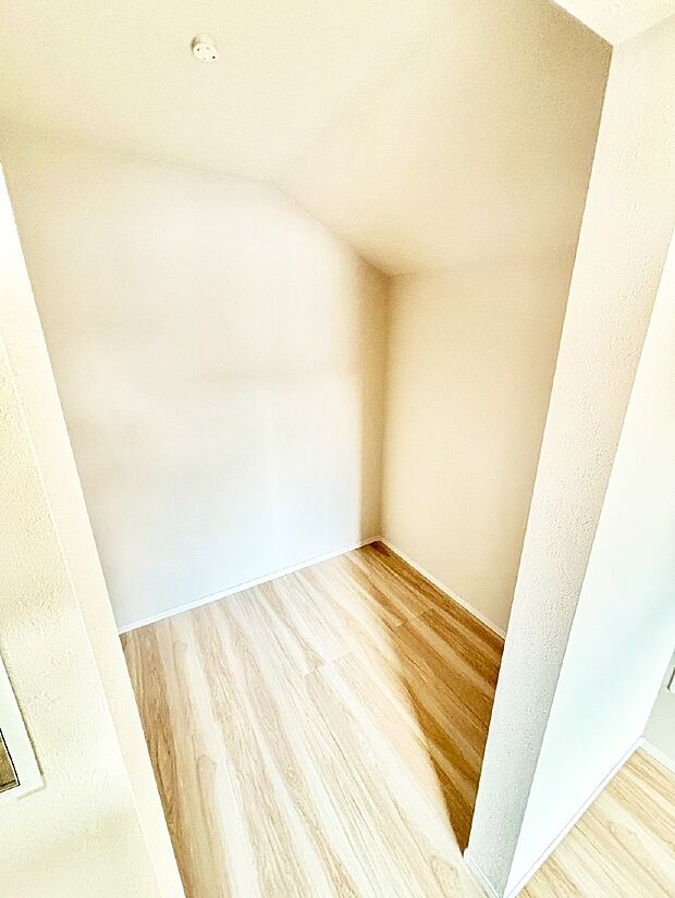 ウォークインクローゼット付きで生活空間を広く利用できます。